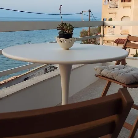 Corinthian Blue Waterfront Apartment *