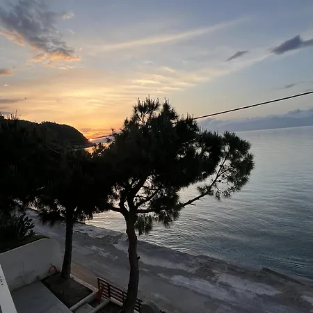 Corinthian Blue Waterfront Apartment *