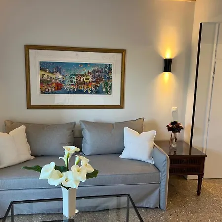 Corinthian Blue Waterfront Apartament *
